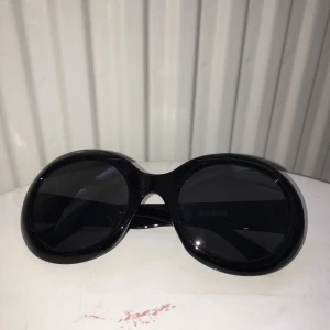  - Svarta, runda solglasögon från Bik bok. Nyskick. 