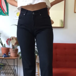  - Sjukt snygga och sköna svarta jeans/byxor med lite cropade ben från Dr Denim, fint skick strl 28. Skickas eller hämtas i Gbg 