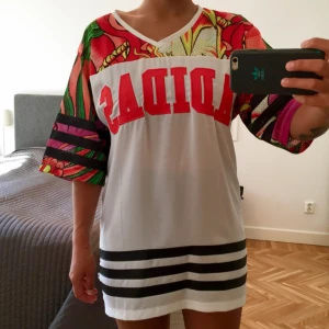  - Oversize klänning/lång t-shirt från Rita Oras kollektion för Adidas. Den är i en storlek 40 men jag skulle säga att den sitter bäst på en 36-38.   Jag är en 38/M och är 169 cm.   Köparen står för frakt (54 kr) 📬