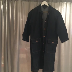  - Aldrig använd. Mörk jeansjacka (lång) från monki 