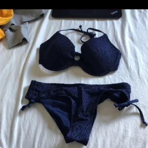  - Bikini i fint skick från HM Mörkblå överdel i storlek 80B och underdel i storlek 34