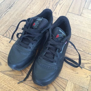  - Ytterligare ett par svarta Reebok Classics! Bra skick, knappt använda. Skriv vid ytterligare frågor! Köpare betalar frakt 