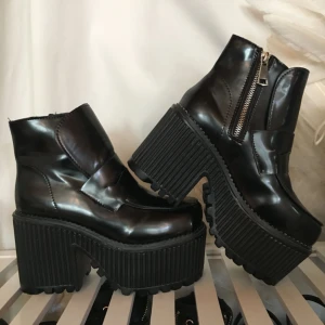  - Skitsnygga skor!!! Köpta i Japan!!! Vill inte skiljas från de egentligen men kollar intresset nu 😭Aldrig använda pga för små💔 Passar en liten 36a eller en 35a nog.  De är lätta och sköna att gå i (ej tunga). Fake läder. Har en riktig rejäl ”trakorsula”.  9cm klack + platå så inte så höga egentligen :) Möts helst upp i Stockholm! Men kan skicka om du betalar frakt!