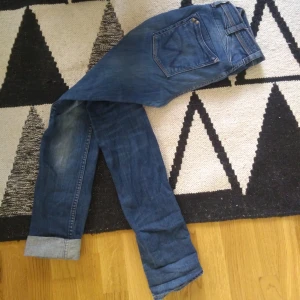  - Stentvättade jeans från Wrangler, JC. Fram- och bakfickor, blixtlås. Gratis frakt!