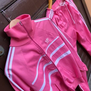  - Vintage adidas tracksuite i storlek France 180 vilket motsvarar medium. 80-tal. Trevligt skick. Hämtas i Uppsala eller skickas mot fraktkostnad