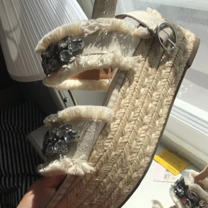  - Säljer mina älskade platåsandaler från zara då de aldrig används 😭 så fina nu till sommaren. Köpte dem för ungefär tre veckor sen & använt de en gång på min skolavslutning i ca 2 timmar, så de är absolut i nyskick. Sååå himla fina.