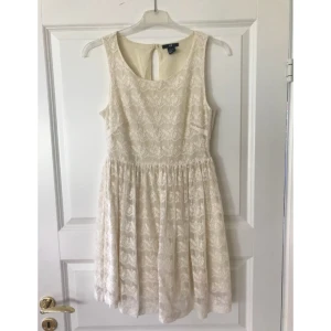  - Väldigt fin gräddvit klänning i spets. Perfekt för student eller sommar.