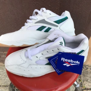  - Vintage Reebok sneakers från 90 talet. Oanvända New Old Stock. Storlek 43 (US 10). Hämtas i Uppsala eller skickas mot fraktkostnad 