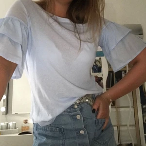  - Jättefin ljusblå sommarblus med volang i ärmarna från HM. Använd 1 gång så är i princip som ny🤩🤩. Är som M i storleken men funkar till L också. 