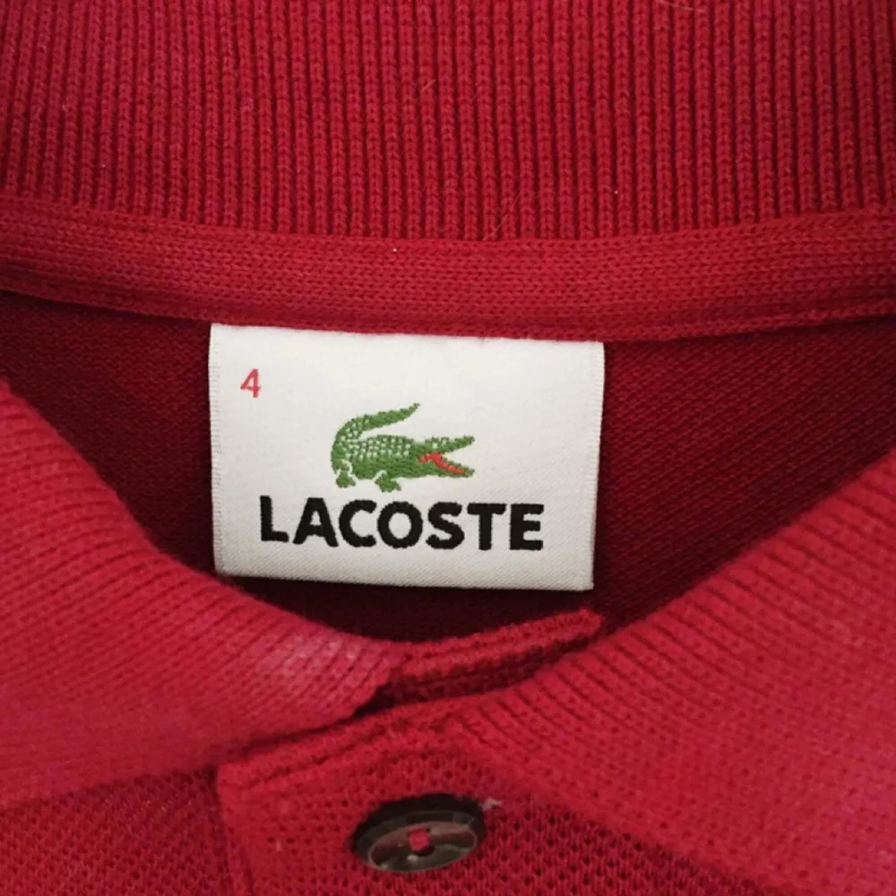 Oanvänd Lacostepiké i size 4. . Paidat.