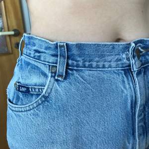 LEE jeans, förstora för mig så det är väll dags att säga adjö :-( ett litet hål som hållit samma storlek i flera år så räkna med att det håller sig där :-)  78 cm runt midjan