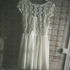  - Vit klänning från sheinside. Aldrig använd. Sitter som en stl 40-42.