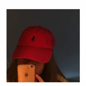  - dadhat från ralph lauren med märket broderat i mörkblått. använd endast några få gånger och har inga missfärgningar eller skavanker. kontakta för mer info/bilder❄️