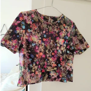  - Jättefin blommig blus från Oasis. Supersnygg till kjol. Använd 2 ggr så toppskick. Skickas mot portokostnad. 