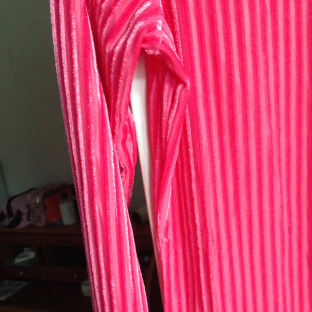 Härligt rosa tröja i sammet från Monki. Långärmad. Oanvänd med lapp kvar. 🌸🌸  Ställ frågor om du undrar något! Skickar med posten, köpare står för frakt!   . Toppar.