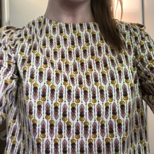  - Fin vår-tröja som funkar både till vardags och fest, med den härliga detaljen att det är knappar längst ryggen! 