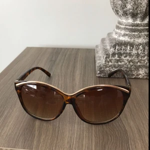  - Säljer dessa solglasögon i brun färg.