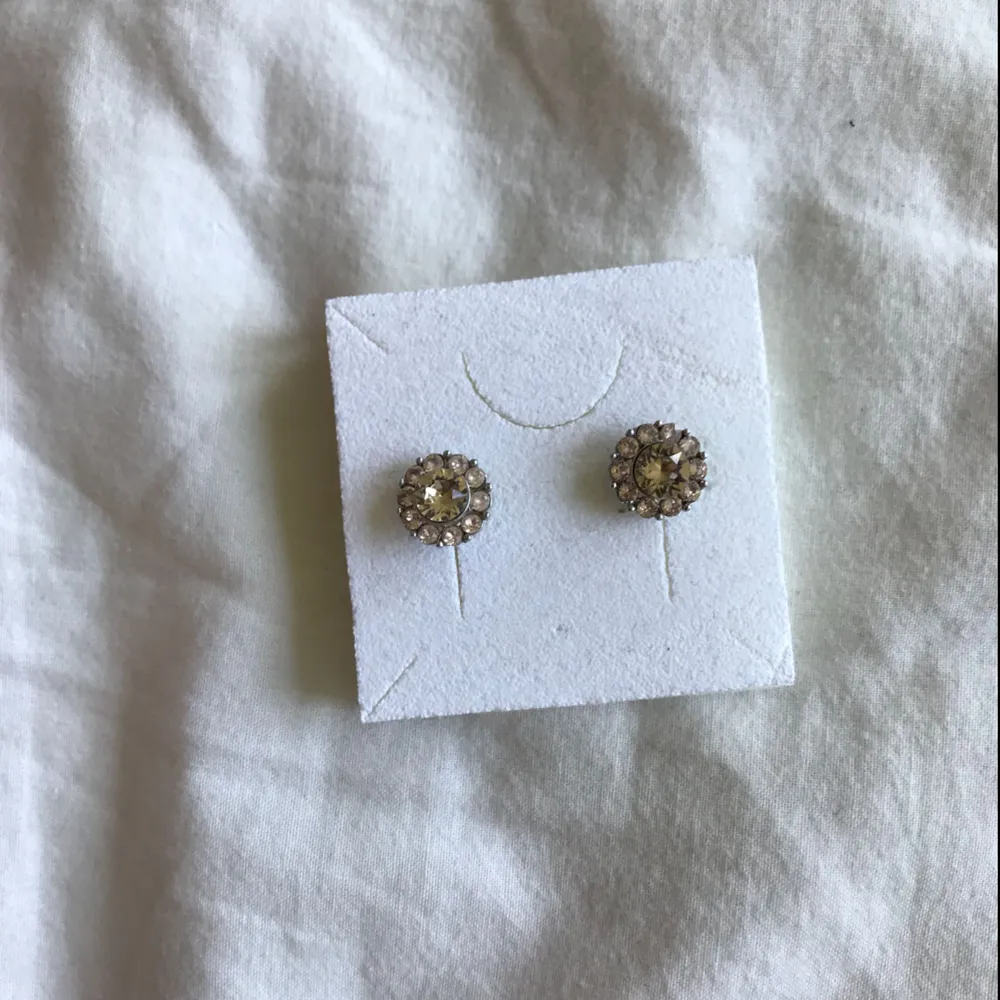 Lily and Rose örhängen som aldrig använts. De är lite ljusrosa med en silver i mitten, jättefina och passar till allt((:. Accessoarer.