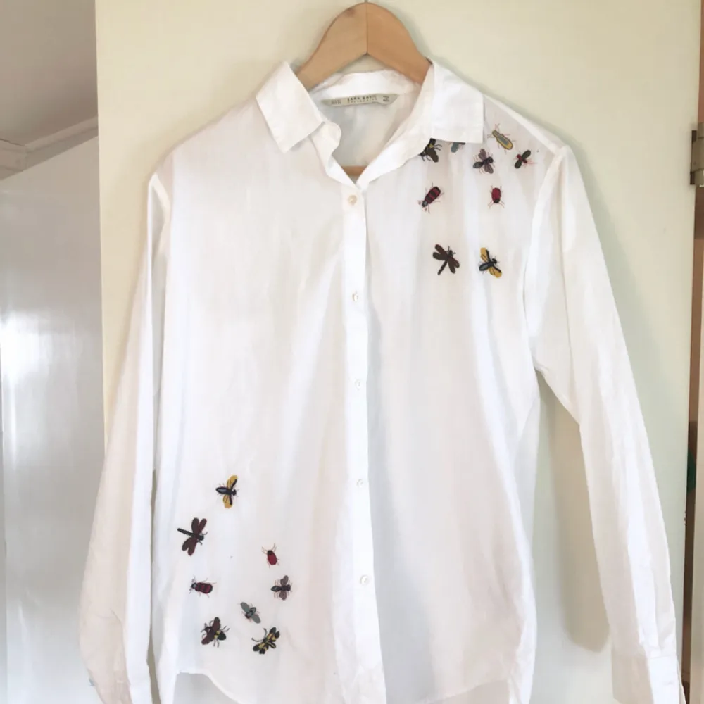 - märke Zara - broderad med flugor och insekter - vit och rak modell - strl XS. Skjortor.