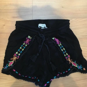  - Ett par sjuuukt fina samt sköna shorts som är för små för mig😭 Bara använda få gånger. Hm x coachella official collection. Priset kan sänkas vid snabb affär.