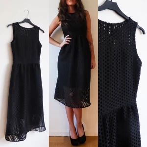  - Klänning i storlek XS, längd 115 cm, omkrets midja 64 cm , omkrets byst 72 cm 