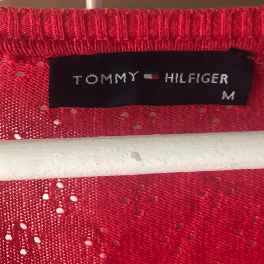 Älta Tommy tröja, den är knappt använd .Priset går att förhandla, tröja i sig var över 500 när den köptes.. Toppar.