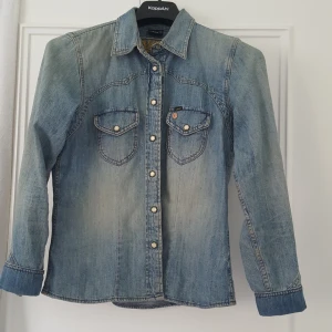  - Fin jeansskjorta från Lee. Figursydd. 