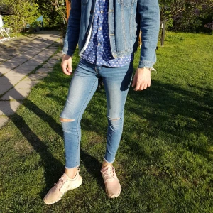  - Ett par croppade jeans från "Sixth june" i storlek 30.  Säljer dem då dem är för små och för att jag är en shoppaholic och har alldeles för mycket kläder 😅. Bor i Bålsta, jobbar i Stockholm och har tjej i Västerås så kan mötas upp lite vart som helst. 😁