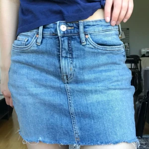  - Kort jeanskjol från hm. Bra skick förutom en reva (syns på tredje bilden) som är lappad inifrån. Möts upp i Stockholm annars tillkommer frakt