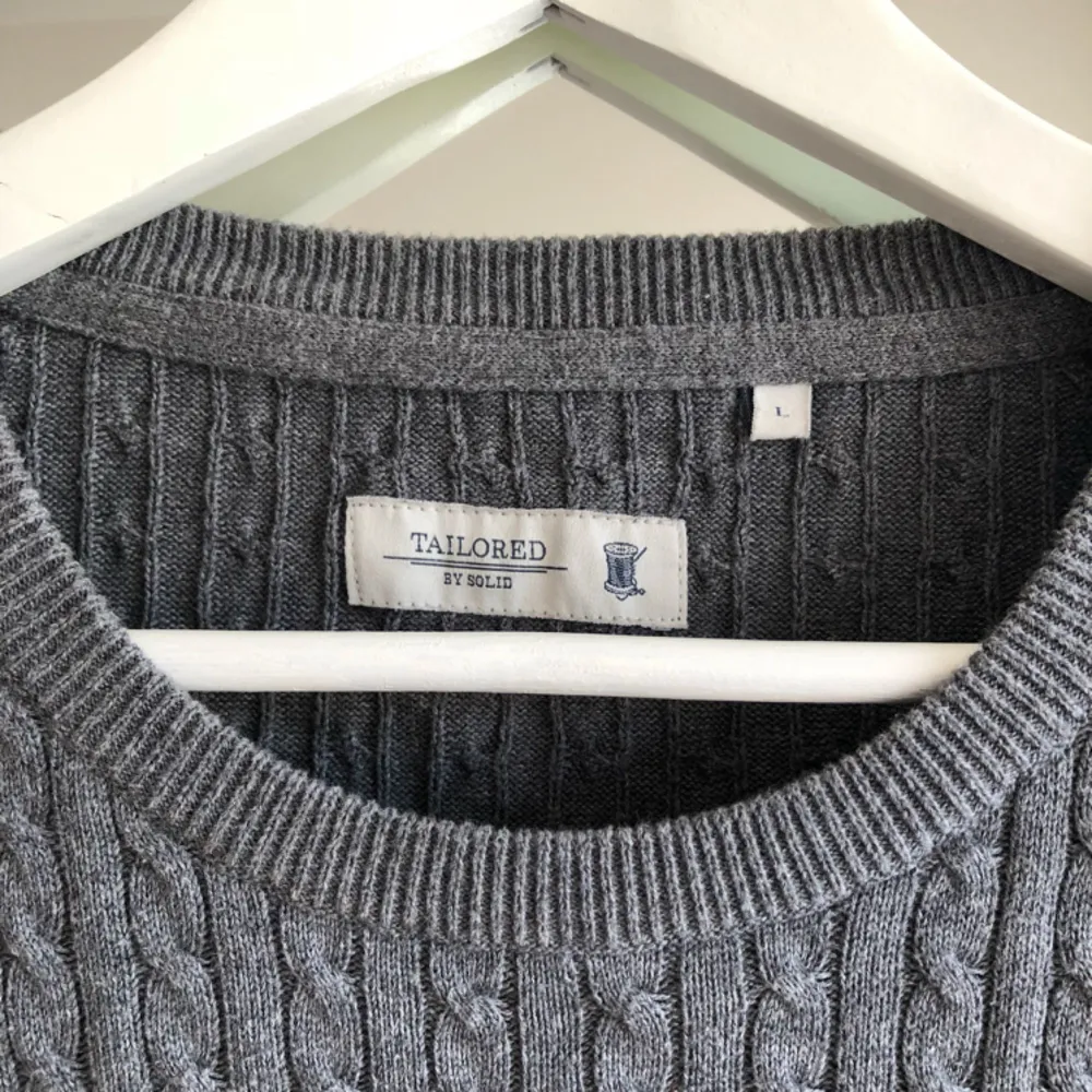 Grå stickad tröja i herrmodell från tailored by solid. Tröjor & Koftor.