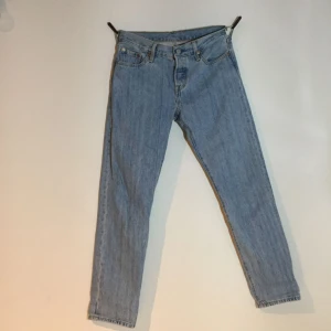  - Oanvända Levis 501, säljer då dom inte passar mig längre och inte kommer till användning. Pris går att diskutera! Köparen betalar frakt. Osäkert på storleken men ska jämföra dom med andra byxor, jag hade XS/S i byxor då jag kunde ha dom 