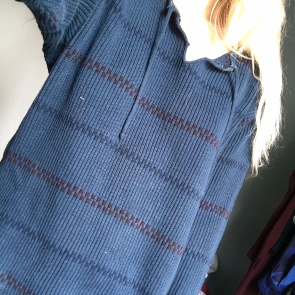 Fin Pippi-tröja i blått. Kommer inte till användning så nu får den förhoppningsvis ett nytt kärleksfullt hem!   Köpare står för ev frakt (ca 30kr). Tröjor & Koftor.