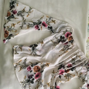  - Jättesöt blus i tunt material som är perfekt nu till sommaren. Off-shoulder modell med trumpetarmar. Säljes i nyskick