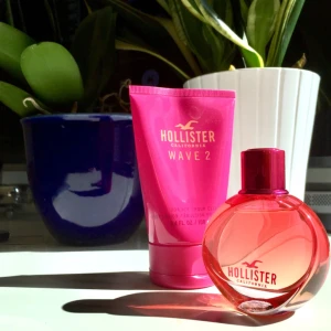  - Superfräsch hudlotion och parfym i samma ”Wave 2”-serie med somrig doft! 🌊🏝😎  Frakten ingår i priset! 🌺  (Produkterna är enbart öppnade.)