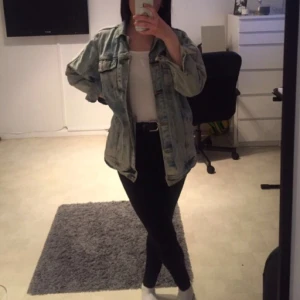  - Säljer min jeans jacka som knappt är använd!