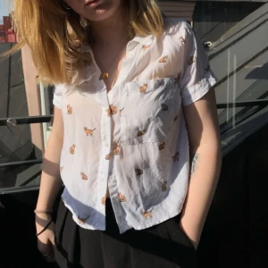  - Tunn, luftig, kortärmad skjorta med knytning bak. Aldrig använd! 