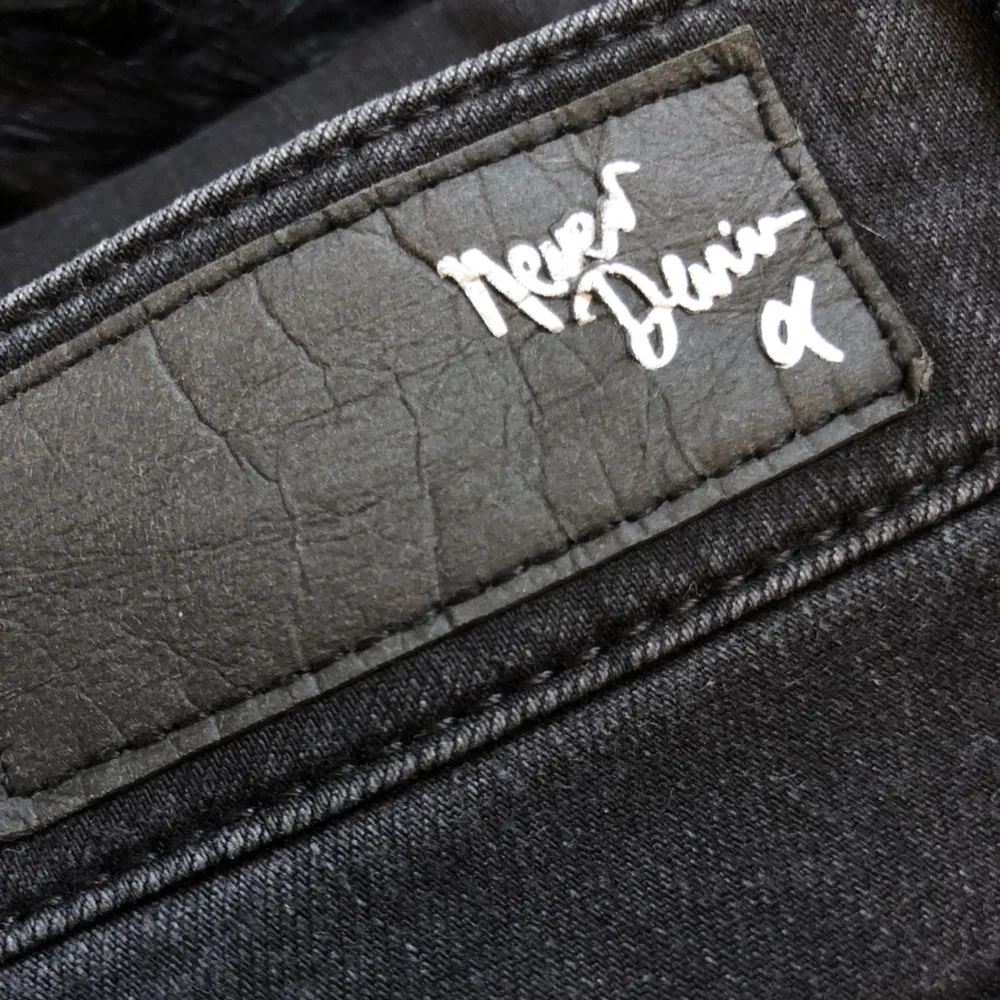 Säljer dessa svarta jeans då jag aldrig använder de längre. De är aningen urtvättade och därav priset, men de har ändå en snygg svartgrå färg. Om du vill ha bilder på passform eller liknande, så hör av dig. Du som köpare står för frakten. ✨. Jeans & Byxor.
