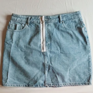  - Jeanskjol i ljus tvätt från ASOS med zipper front. Mediumlängd och endast använd 2ggr. Säljes pga. viktnedgång. Köparen står för frakt. Betalning via Swish. 