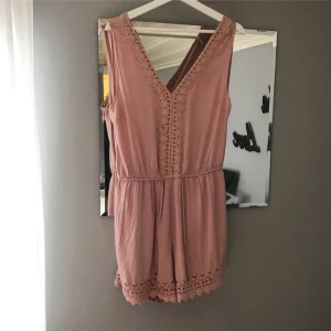  - Jätte fin playsuit i puderrosa färg. Aldrig använd bara provad! Storlek M. Tvättas innan köp och fraktas mot kostnad.