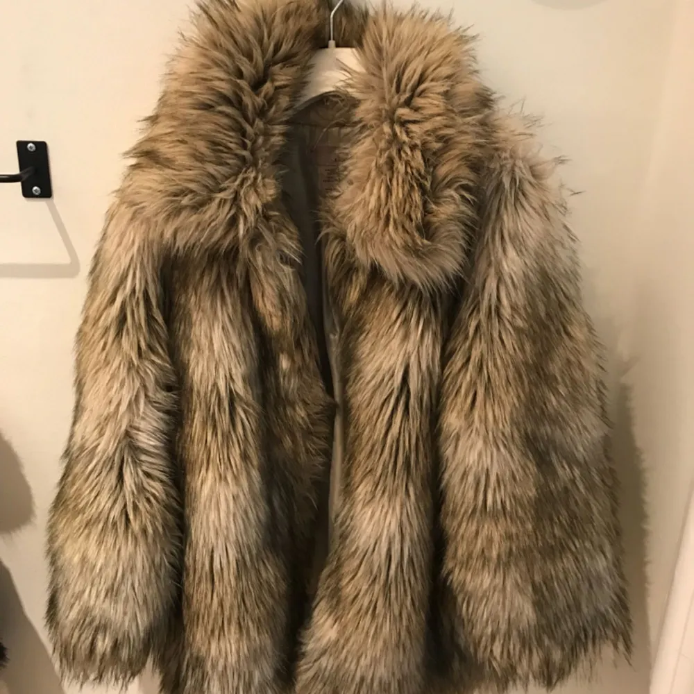 Faux fur ifrån H&M, sparsamt använd och i toppenskick! Märkt som 34 men passar mig som är en 36a. Frakt: 100kr 🎈💌. Jackor.