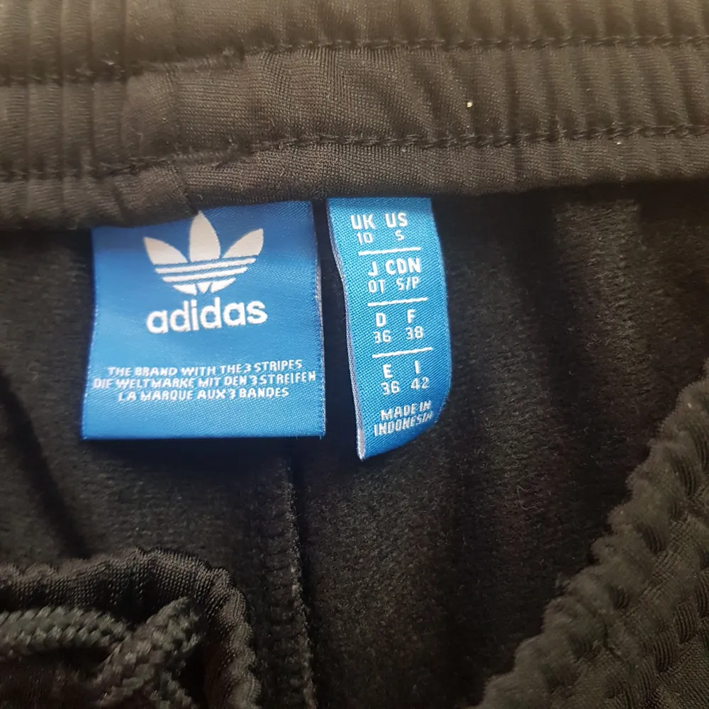 Ett par helt oanvända, svinsnygga Adidas-brallor med superballa pressveck längs med benen. Nice fickor och dragkedjor i benslutet.  Står storlek 36 på lappen, men jag skulle säga att de snarare lutar åt storlek 34.. Jeans & Byxor.