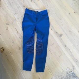  - Blå ridbyxor från Kingsland. Strl 160 men passar mig som har 34-36. Silicongrepp på knäna, ett Kingsland-märke där bak. Sparsamt använda så i fint skick. Köparen står för eventuell frakt, frakten är inte inräknad i priset. Tar swish