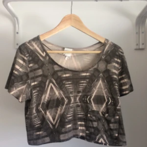  - Kort mönstrad topp med ficka på vänster sida. Lös i passformen så kan även passa både XS och M beroende på hur man vill att den ska sitta!  100% bomull.   Frakt ej inkluderat