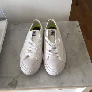  - Säljer ett par vita Converse! Använda 1 gång! Hela och fina inga defekter! Säljs pga fel storl!  Frakten får på 100kr den betalar köparen!  Inget prutande 