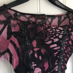  - Strechig transparent topp med två stripes i lack. Påminde mig om Nine Inch Nails album Pretty Hate Machine och var i länge min favorit. Mycket fint skick.