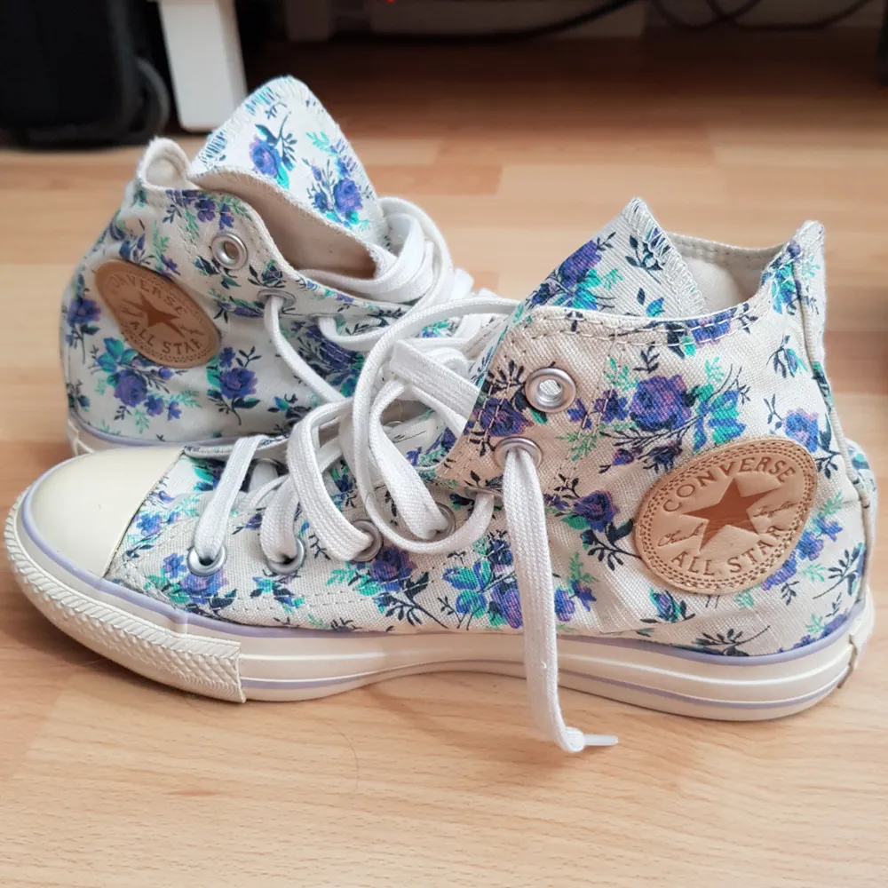 Limited edition blommiga hi-top Converse i storlek UK 5, (37,5). Endast använda 2 gånger, väldigt fint skick. Köparen betalar frakten på 70kr eller upphämtning i Lund eller Göteborg. . Skor.