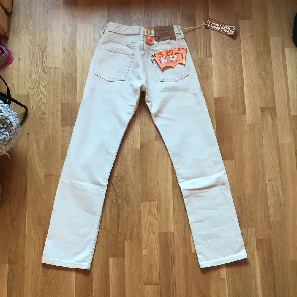 Beige/vita Levis 501:or. Byxorna är helt oanvända (säljes pga för små). Original pris 699 kr. Köpare står för eventuell frakt.. Jeans & Byxor.