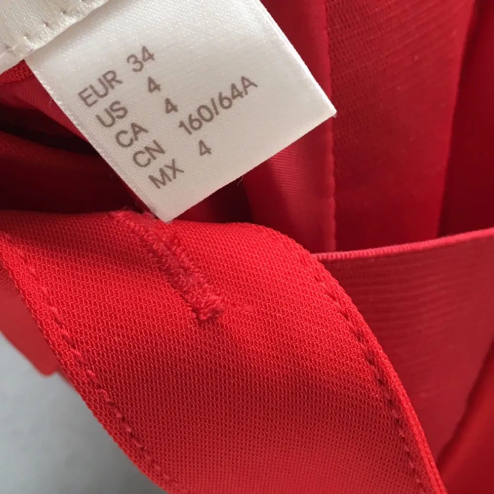 Red pantsuit Never used Size 34  Place bid. Kjolar.