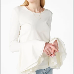  - Oanvänd topp från Monki Trumpetärm  Nypris:250kr Säljes för 80kr