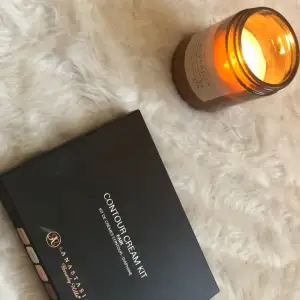 Famous amazing bran Anastasia beverly hills Bought it from duty free , i tried to use it once but the the color didn’t match me , super good contour kit ! Great reviews the new one costs 545 kr i pay frakt or we meet up in Stockholm 